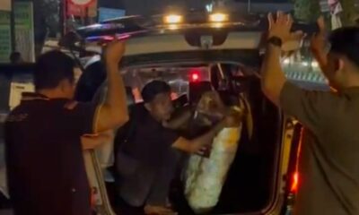 Petugas Satpol PP Denpasar melaksanakan kegiatan SABERGEP menertibkan pedagang asongan di traffic light wilayah Kota Denpasar, Kamis (30/7) malam.