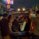 Petugas Satpol PP Denpasar melaksanakan kegiatan SABERGEP menertibkan pedagang asongan di traffic light wilayah Kota Denpasar, Kamis (30/7) malam.