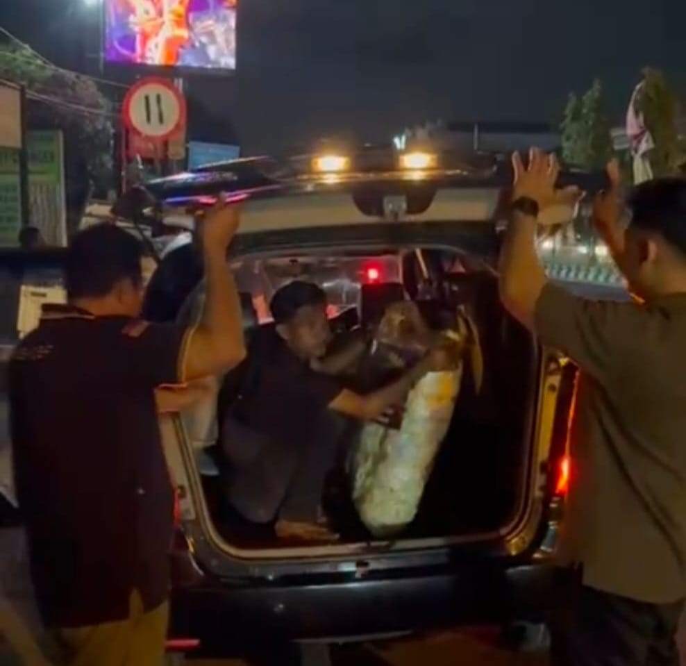 Petugas Satpol PP Denpasar melaksanakan kegiatan SABERGEP menertibkan pedagang asongan di traffic light wilayah Kota Denpasar, Kamis (30/7) malam.