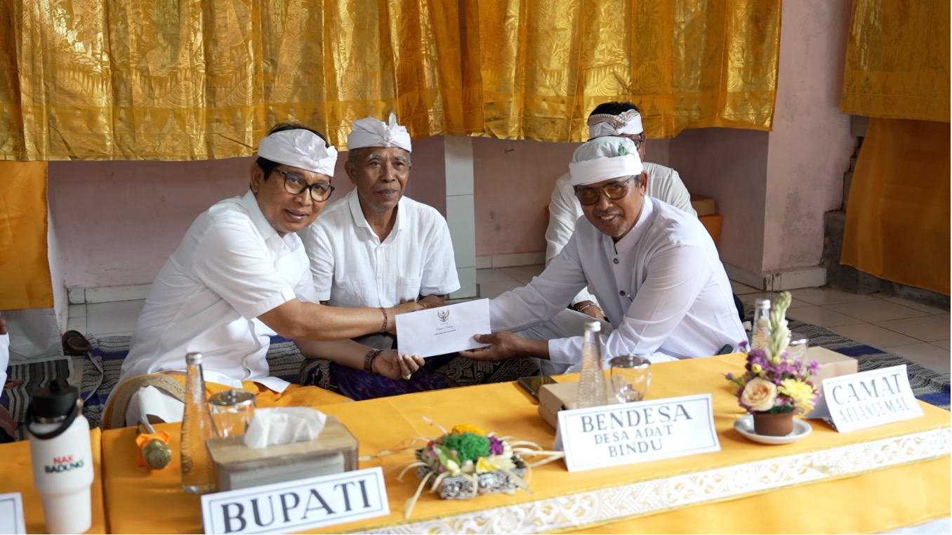 Bupati Badung Adi Arnawa menandatangani prasasti saat menghadiri Karya Ngenteg Linggih di Pura Taman Sari Penyarikan Dalem Abiansemal.