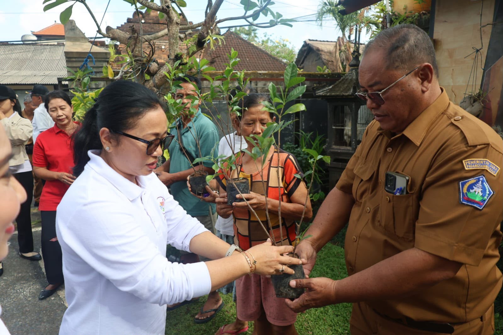 Ketua TP Posyandu Kota Denpasar Ny. Sagung Antari Jaya Negara menyerahkan bantuan tanaman hias saat pembinaan lokus telajakan di Denpasar Barat dan Denpasar Utara.