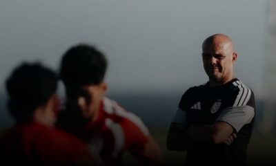 Pelatih kepala Bali United FC Johnny Jansen memimpin sesi latihan di Bali United Training Center, Gianyar.
