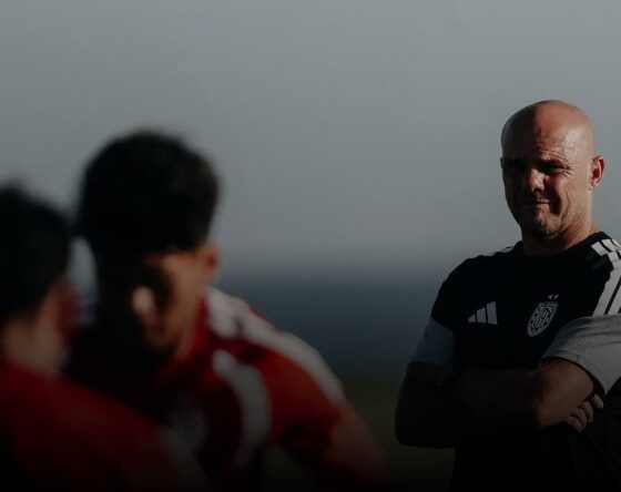 Pelatih kepala Bali United FC Johnny Jansen memimpin sesi latihan di Bali United Training Center, Gianyar.