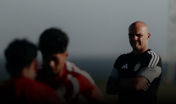 Pelatih kepala Bali United FC Johnny Jansen memimpin sesi latihan di Bali United Training Center, Gianyar.
