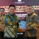 Ketua DKPP RI Heddy Lugito menyerahkan buku kepada Ketua KPU Bali Lidartawan dalam rapat penguatan integritas penyelenggara Pemilu