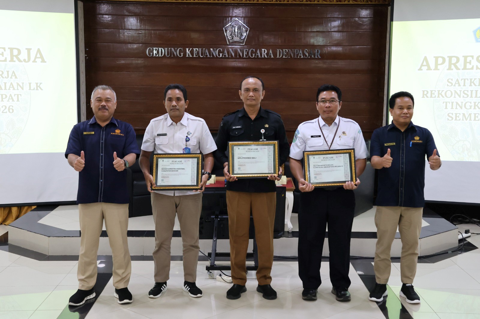 Sekretaris KPU Provinsi Bali I Made Oka Purnama menerima penghargaan Satker Tercepat dari KPPN Denpasar di Gedung Keuangan Negara Denpasar