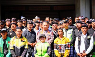 Kapolri Jenderal Listyo Sigit Prabowo berdialog dengan pecalang dan komunitas ojek online di Kabupaten Badung.
