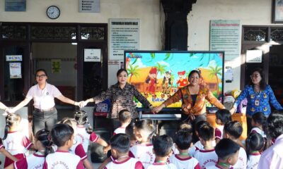Ketua Pokja Bunda PAUD Denpasar Ny. Ayu Kristi Arya Wibawa meninjau pelaksanaan MPLS di TK Sila Dharma dan SD Negeri 11 Pemecutan.