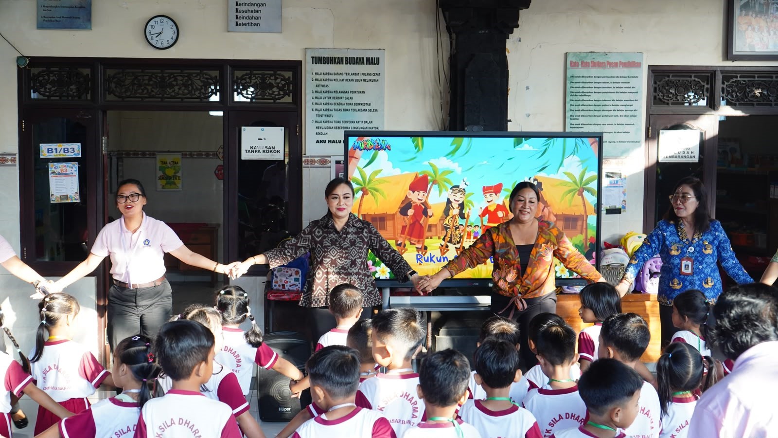 Ketua Pokja Bunda PAUD Denpasar Ny. Ayu Kristi Arya Wibawa meninjau pelaksanaan MPLS di TK Sila Dharma dan SD Negeri 11 Pemecutan.