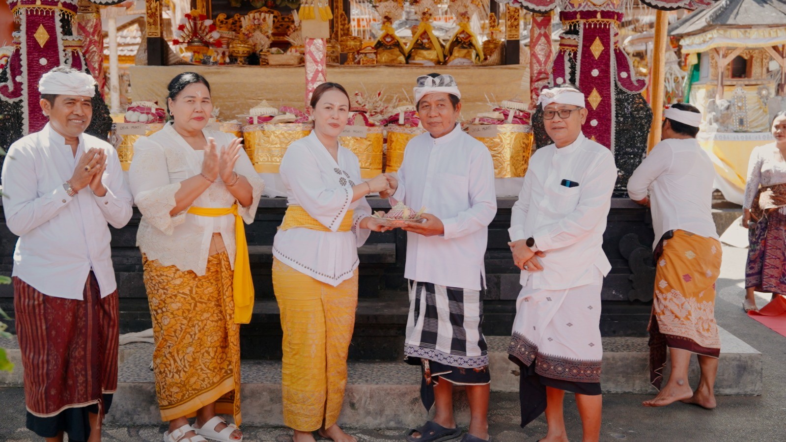 Ketua WHDI Yunita Alit Sucipta menghadiri karya Melaspas dan Mecaru Pedudusan Alit di Pura Gunung Sari, Desa Bongkasa, Badung.