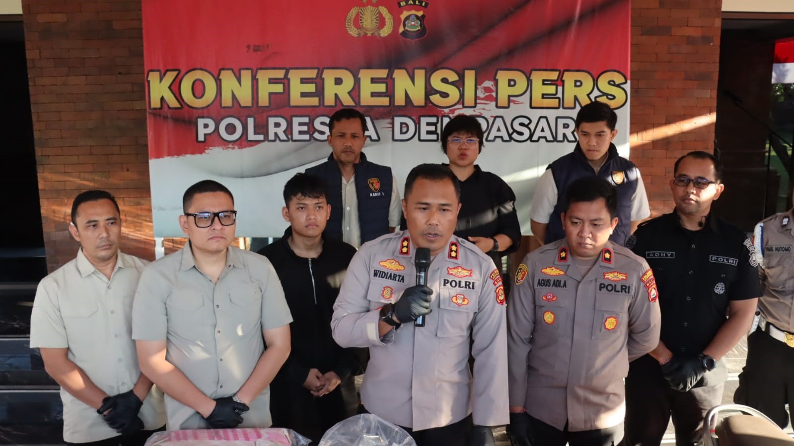 Wakapolresta Denpasar AKBP I Ketut Widiarta memimpin konferensi pers pengungkapan kasus pembunuhan di Denpasar.