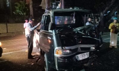 Bagian depan mobil pickup penyok akibat tabrakan di Traffic Light Jalan Raya Puputan-Kusuma Atmaja, Renon, Denpasar.