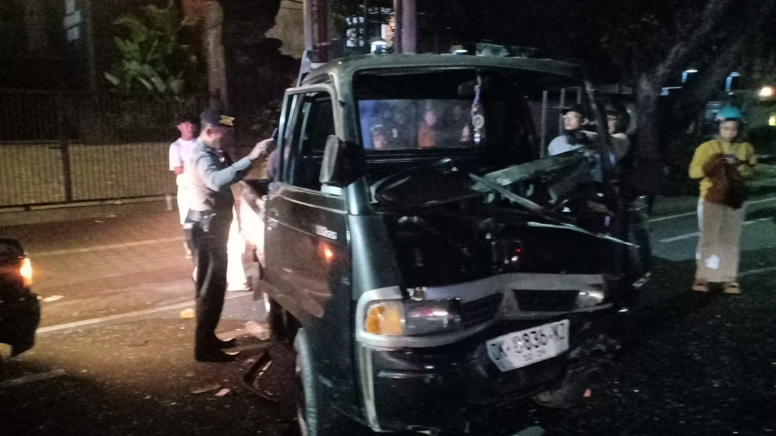 Bagian depan mobil pickup penyok akibat tabrakan di Traffic Light Jalan Raya Puputan-Kusuma Atmaja, Renon, Denpasar.