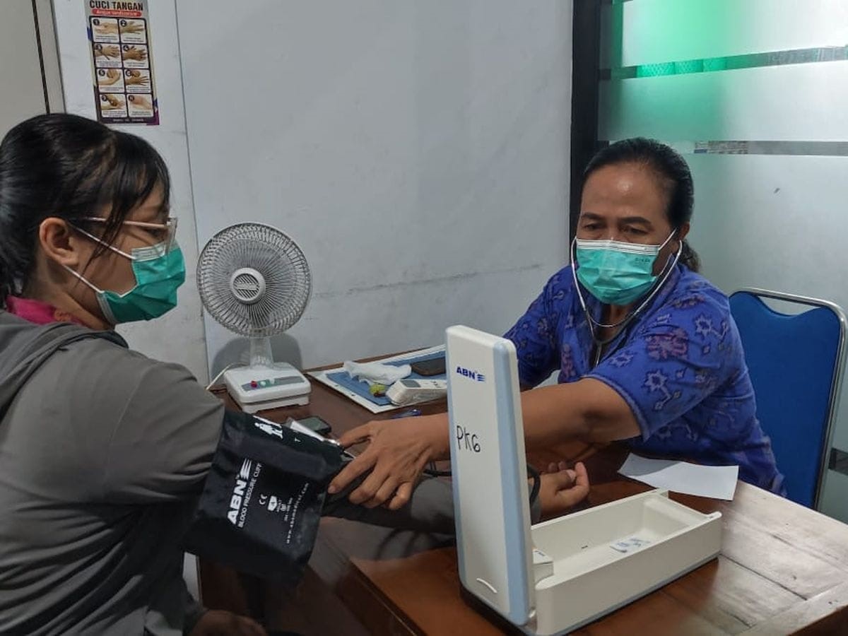 Warga masyarakat memeriksakan kesehatannya secara gratis di fasilitas kesehatan Kabupaten Buleleng.