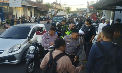 mobil tabrak warung