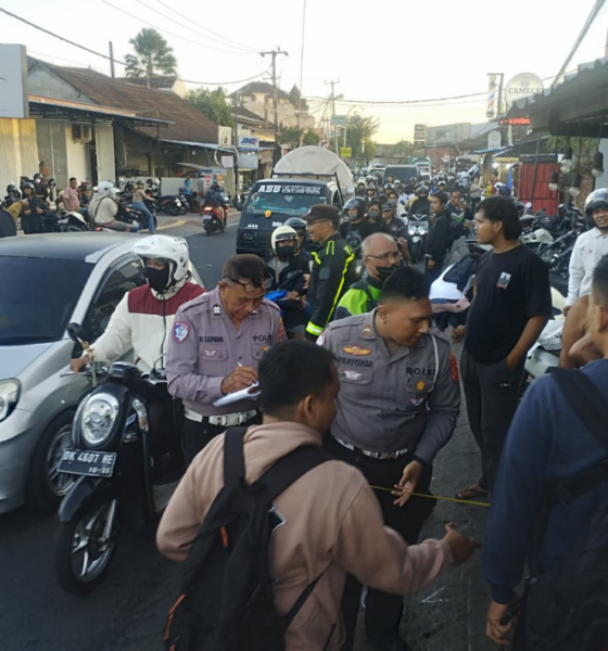 mobil tabrak warung