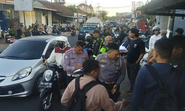 mobil tabrak warung