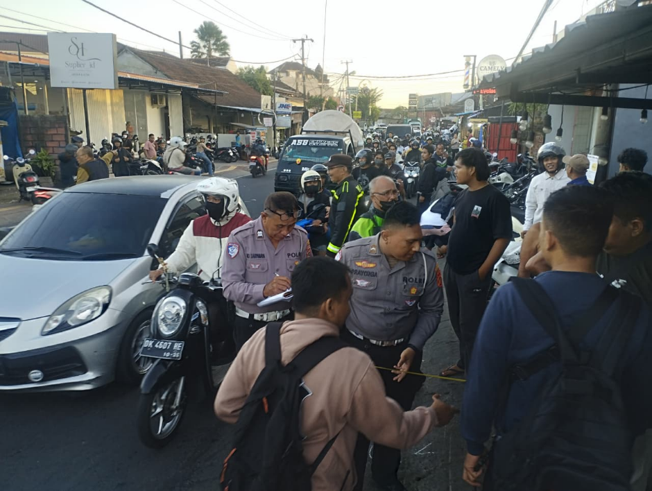 mobil tabrak warung