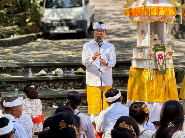 bupati adi arnawa