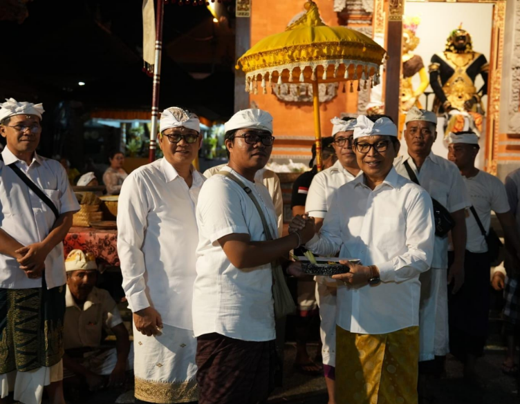 bupati adi arnawa