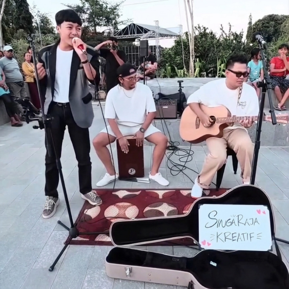 Suasana music session Suara Senja di kawasan Titik Nol Kota Singaraja