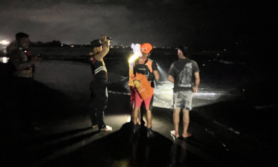 Tim SAR melakukan pencarian korban terjatuh dari jukung di Pantai Saba, Gianyar