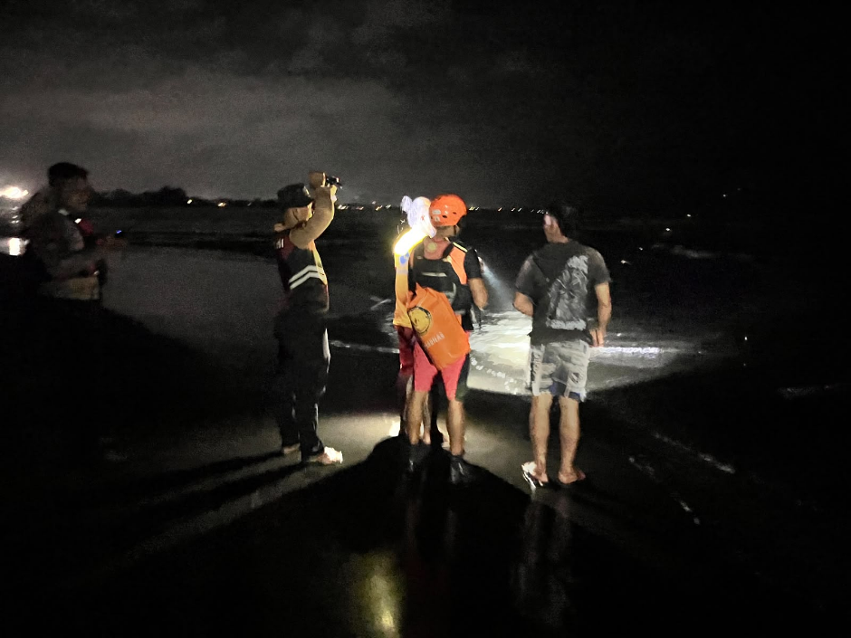 Tim SAR melakukan pencarian korban terjatuh dari jukung di Pantai Saba, Gianyar