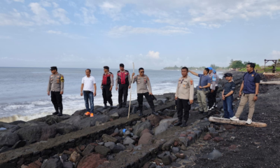 Kapolsek Gianyar Kompol I Made Adi Suryawan bersama Kabagops Polres Gianyar Kompol I Nyoman Sukadana memimpin pencarian nelayan hilang di Pantai Saba