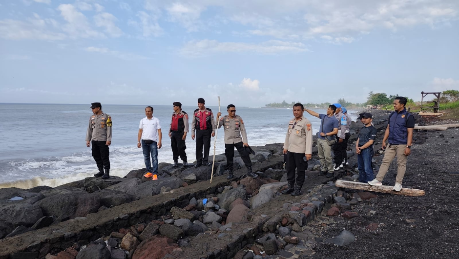 Kapolsek Gianyar Kompol I Made Adi Suryawan bersama Kabagops Polres Gianyar Kompol I Nyoman Sukadana memimpin pencarian nelayan hilang di Pantai Saba