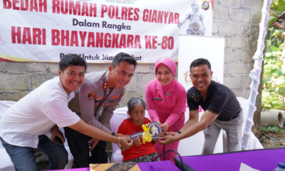 Kapolres Gianyar AKBP Chandra C. Kesuma didampingi Ketua Bhayangkari Cabang Gianyar Ny. Ajeng Chandra menyerahkan Program Bedah Rumah kepada Ni Wayan Damuh