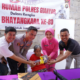 Kapolres Gianyar AKBP Chandra C. Kesuma didampingi Ketua Bhayangkari Cabang Gianyar Ny. Ajeng Chandra menyerahkan Program Bedah Rumah kepada Ni Wayan Damuh