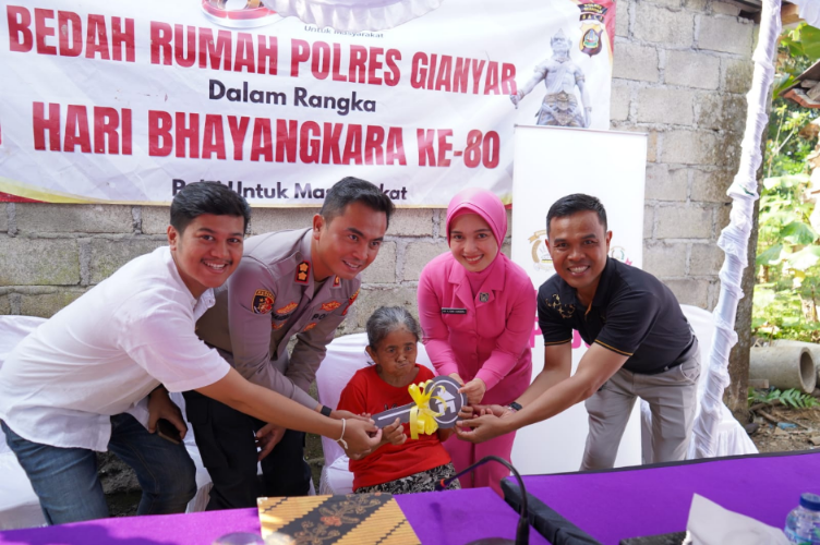 Kapolres Gianyar AKBP Chandra C. Kesuma didampingi Ketua Bhayangkari Cabang Gianyar Ny. Ajeng Chandra menyerahkan Program Bedah Rumah kepada Ni Wayan Damuh
