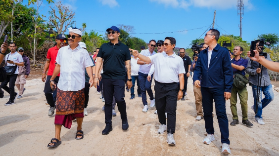 Bupati Badung I Wayan Adi Arnawa bersama Wakil Bupati Bagus Alit Sucipta meninjau proyek pembangunan Jalan Lingkar Barat Badung