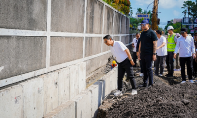 Bupati Badung I Wayan Adi Arnawa bersama Wakil Bupati Bagus Alit Sucipta meninjau proyek pengendali banjir di Kecamatan Kuta