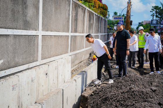 Bupati Badung I Wayan Adi Arnawa bersama Wakil Bupati Bagus Alit Sucipta meninjau proyek pengendali banjir di Kecamatan Kuta