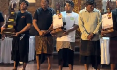 Ketua DPRD Kabupaten Badung I Gusti Anom Gumanti menyerahkan piala kepada pemenang lomba layang-layang pada penutupan SPB Fest 4