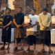 Ketua DPRD Kabupaten Badung I Gusti Anom Gumanti menyerahkan piala kepada pemenang lomba layang-layang pada penutupan SPB Fest 4