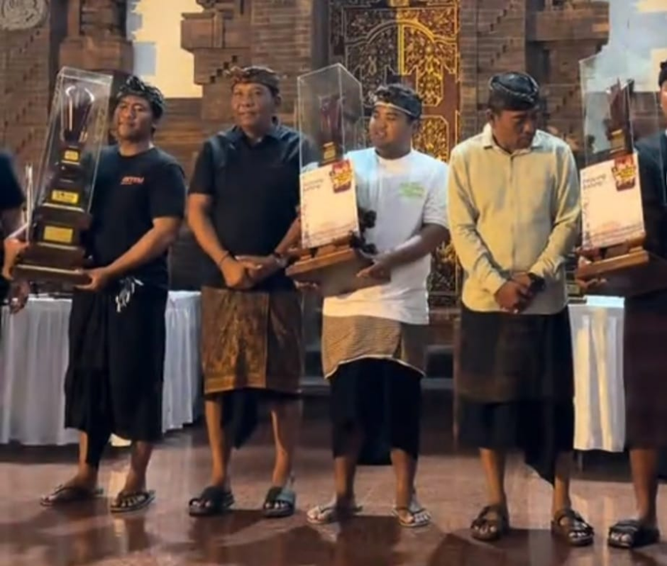 Ketua DPRD Kabupaten Badung I Gusti Anom Gumanti menyerahkan piala kepada pemenang lomba layang-layang pada penutupan SPB Fest 4