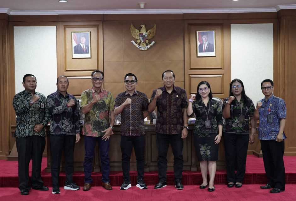 Ketua Pansus DPRD Badung I Made Rai Wirata memimpin rapat kerja pembahasan Raperda Pencabutan Perda Administrasi Kependudukan