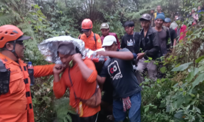 Tim SAR gabungan mengevakuasi korban pendaki yang pingsan di Gunung Agung, Sabtu (18/7/2026)