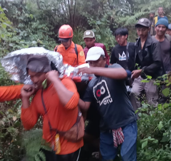 Tim SAR gabungan mengevakuasi korban pendaki yang pingsan di Gunung Agung, Sabtu (18/7/2026)