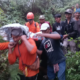 Tim SAR gabungan mengevakuasi korban pendaki yang pingsan di Gunung Agung, Sabtu (18/7/2026)