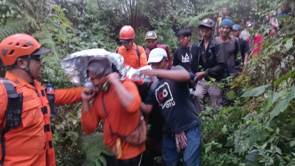 Tim SAR gabungan mengevakuasi korban pendaki yang pingsan di Gunung Agung, Sabtu (18/7/2026)
