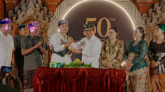 Bupati Badung I Wayan Adi Arnawa menghadiri perayaan HUT Ke-50 Sekaa Teruna Adnya Putra di Banjar Taman, Desa Darmasaba