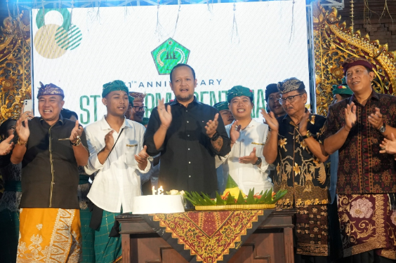 Wakil Bupati Badung Bagus Alit Sucipta menghadiri puncak HUT Ke-31 Sekaa Teruna Dharma Sentana di Banjar Pasekan, Desa Munggu