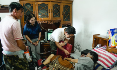 Bupati Badung I Wayan Adi Arnawa bersama Ketua K3S Badung Nyonya Rasniathi Adi Arnawa mengunjungi warga disabilitas di Banjar Pasekan, Desa Abianbase
