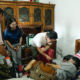 Bupati Badung I Wayan Adi Arnawa bersama Ketua K3S Badung Nyonya Rasniathi Adi Arnawa mengunjungi warga disabilitas di Banjar Pasekan, Desa Abianbase