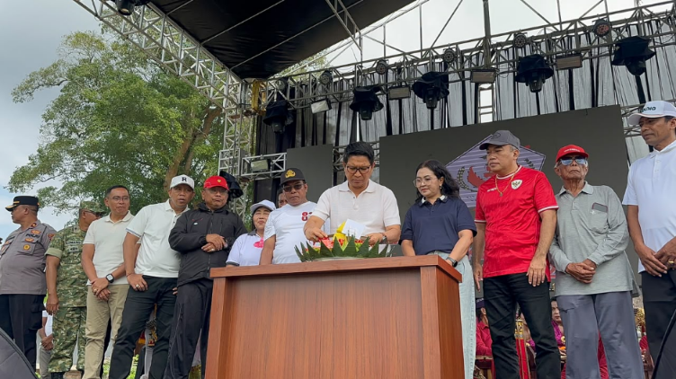 Bupati Badung I Wayan Adi Arnawa bersama Ketua TP PKK Badung Nyonya Rasniathi Adi Arnawa menghadiri HUT Ke-83 Desa Baha