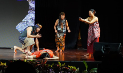 Adegan pementasan drama Prasasti karya Sanggar Teater Agustus dalam rangkaian FSBJ VIII 2026 di Gedung Ksirarnawa