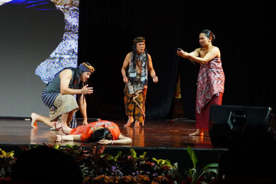 Adegan pementasan drama Prasasti karya Sanggar Teater Agustus dalam rangkaian FSBJ VIII 2026 di Gedung Ksirarnawa